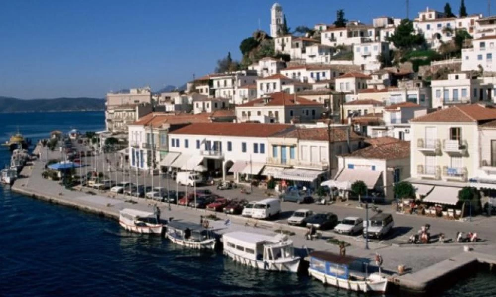 Αστυνομικοί κατά δημάρχου Πόρου: «Να ζητήσει συγγνώμη προτού εκτεθεί ανεπανόρθωτα»